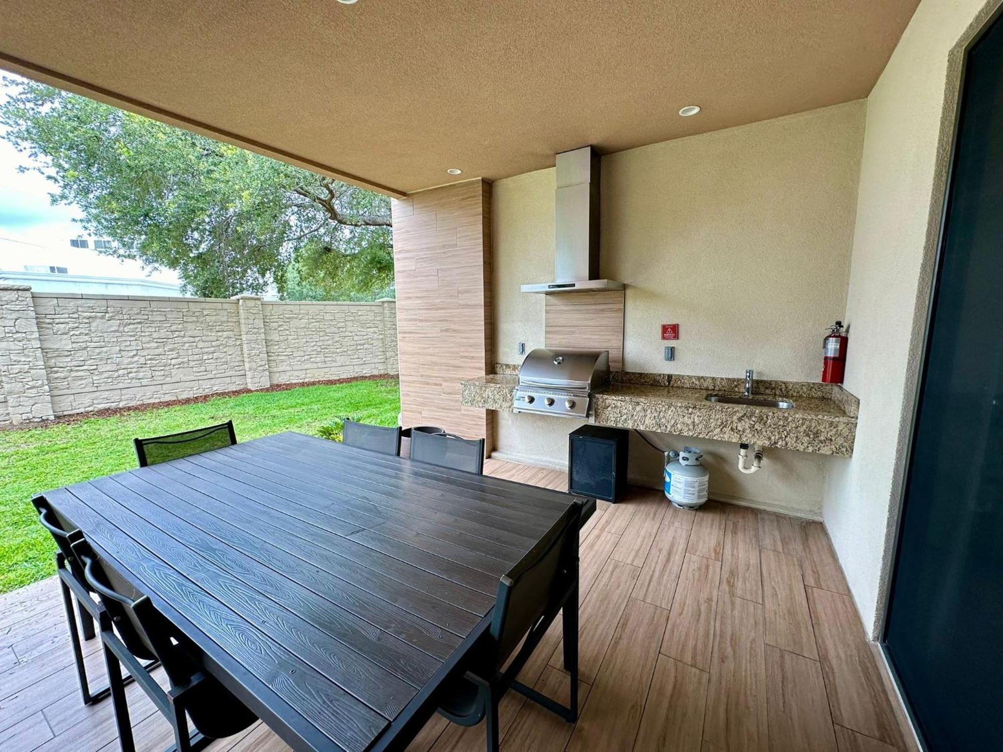 Luxury Home In Orlando With Private Hot Tub - 7 Min From Disney Parks - 3 Bedrooms And 4 Bathrooms! Esterno foto